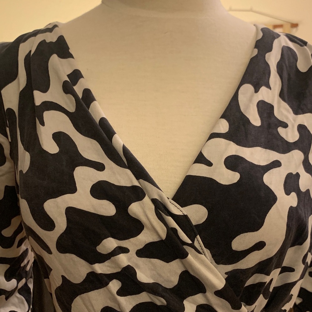 DIANE VON FURSTENBERG BLACK AND WHITE ABSTRACT PRINT SILK JERSEY WRAP DRESS